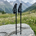 Bergkraft Teleskop-Trekkingstoecke im 2er-Set in Schwarz an einem Felsen in den Alpen
